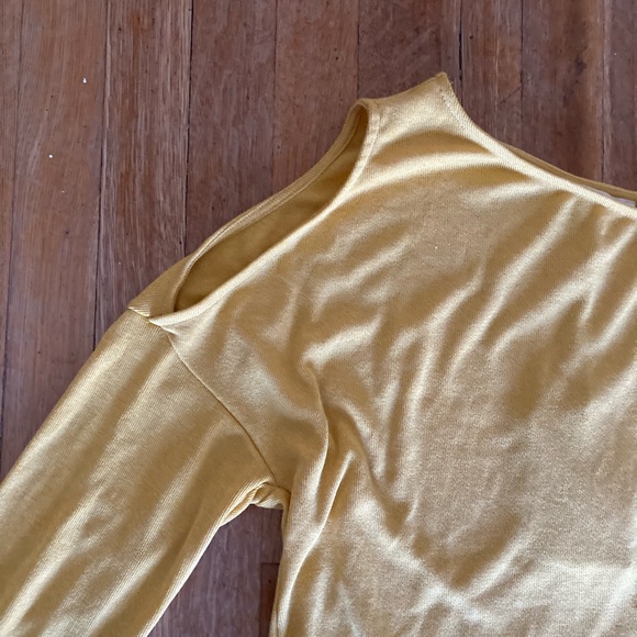 Listicle Women’s Off Shoulder Cold Shoulder Sweater Top Large Golden Yellow NWT - Picture 7 of 9